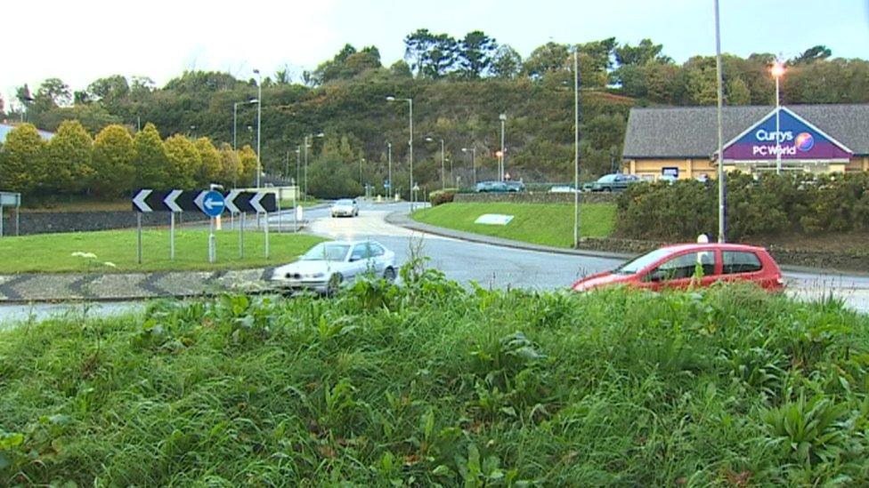 Byddai'r fynedfa i'r datblygiad arfaethedig wedi bod oddi ar Ffordd Caernarfon