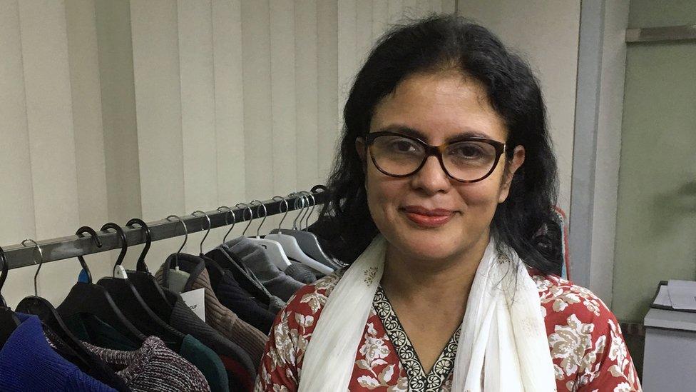 Ayollarning tukli oyoqlari, mushuklari va eshaklari