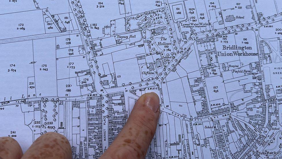 An index finger pointing to a road marked Short Lane on a 1911 Ordnance Survey map