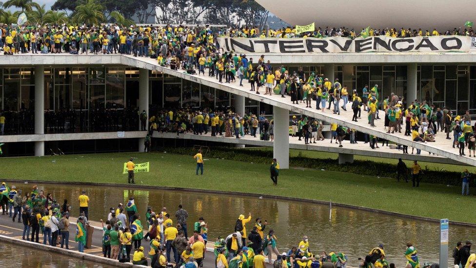 Rioters invade Planalto Palace