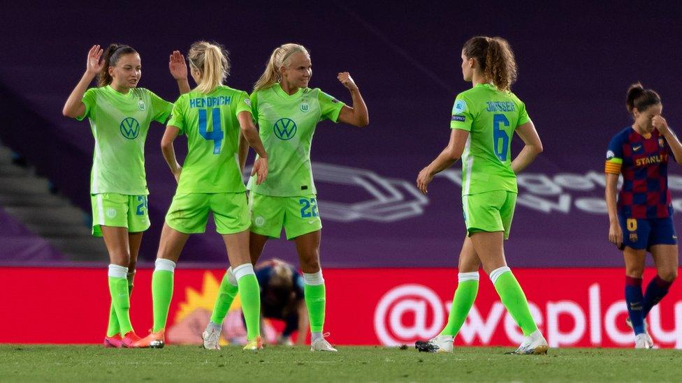 Wolfsburg-women's-team.