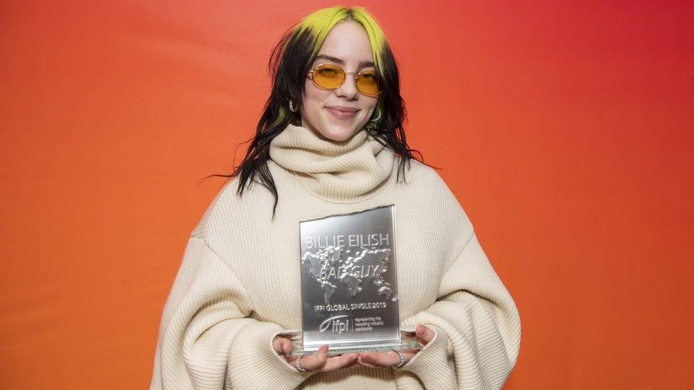 billie-eilish-holding-award.