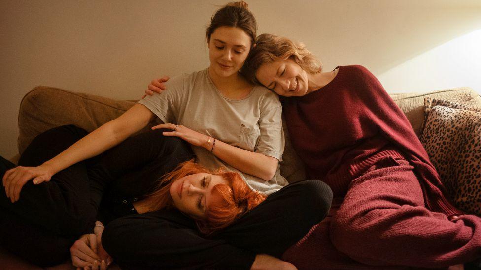 (L-R) Natasha Lyonne as Rachel, Elizabeth Olsen as Christina and Carrie Coon as Katie in His Three Daughters