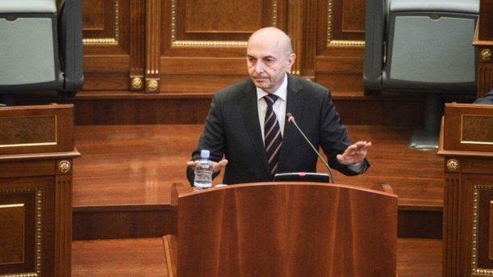 Kosovo Prime Minister Isa Mustafa addresses a parliamentary session in Pristina (10 May 2017)