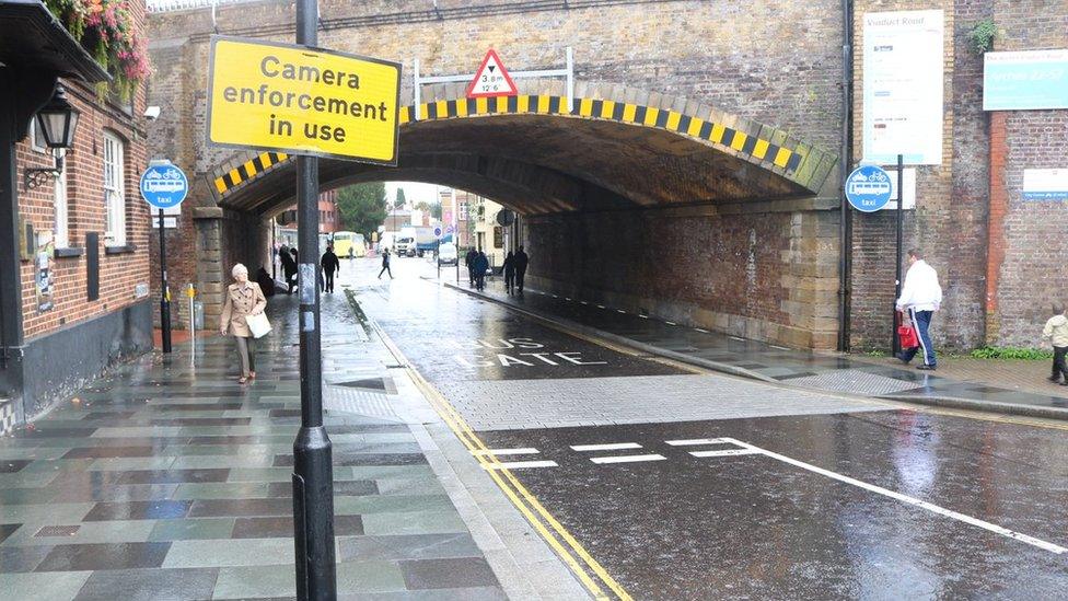 Duke Street Bus Gate, Chelmsford