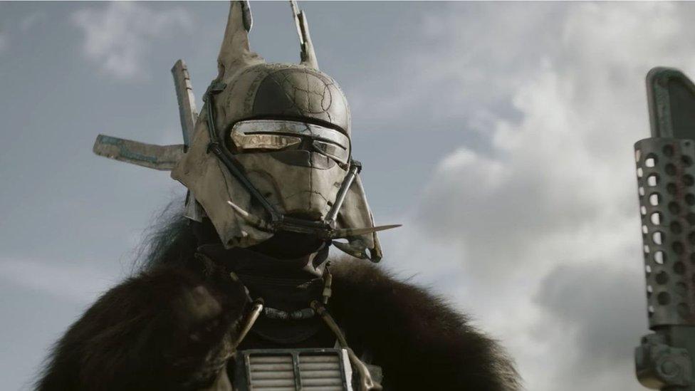 Enfys Nest: Y 'baddie' yn y ffilm Solo, A Star Wars Story...ond ydy hi'n destun troad yn stori'r ffilm