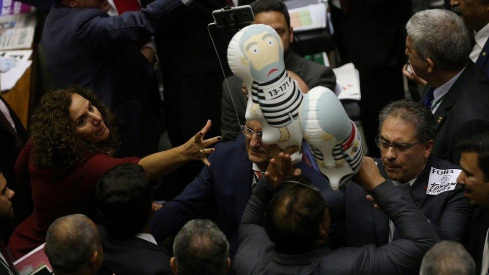 Opposition deputies of the lower house of Brazil's Congress hold President Lula, before a vote on sending corruption charges against President Michel Temer to the Supreme Court 2 August 2017