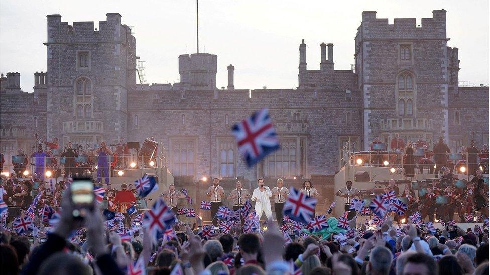 Crowds outside the castle concert