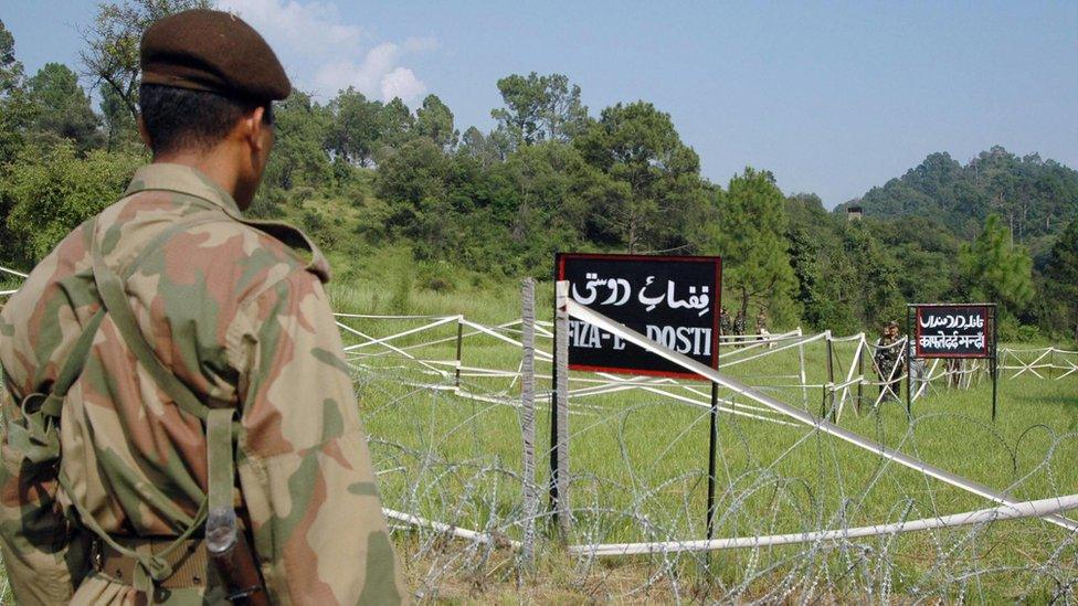 File photo: A Pakistani soldier watches Indian soldiers at the Tattapani-Mendher crossing point on the Line of Control, some 35km from Kotli,in Pakistani administered Kashmir, 09 September 2006