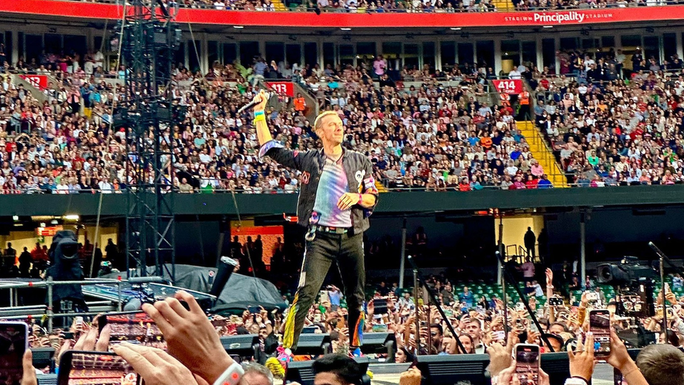 Chris Martin o Coldplay yn un o'r ddwy gig yng Nghaerdydd