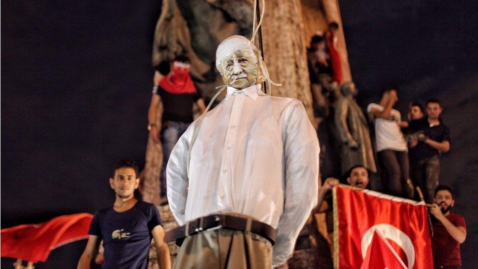 Supporters of Turkish President Recep Tayyip Erdogan hang an effigy of US-based cleric Fethullah Gulen during a pro-government demonstration in Istanbul's central Taksim Square on 18 July 2016 in Istanbul, Turkey