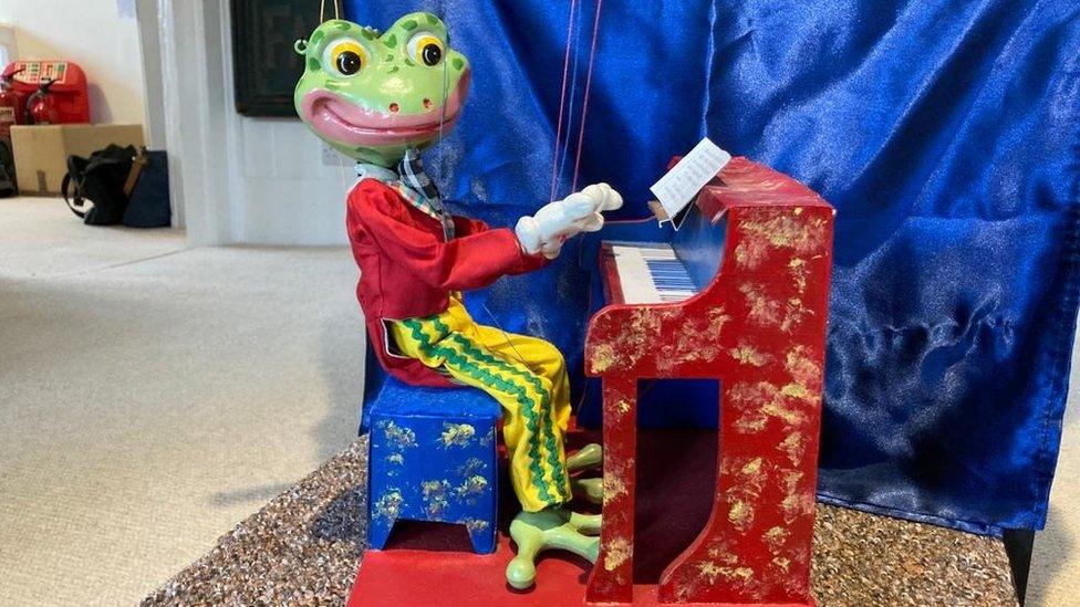 The frog puppet