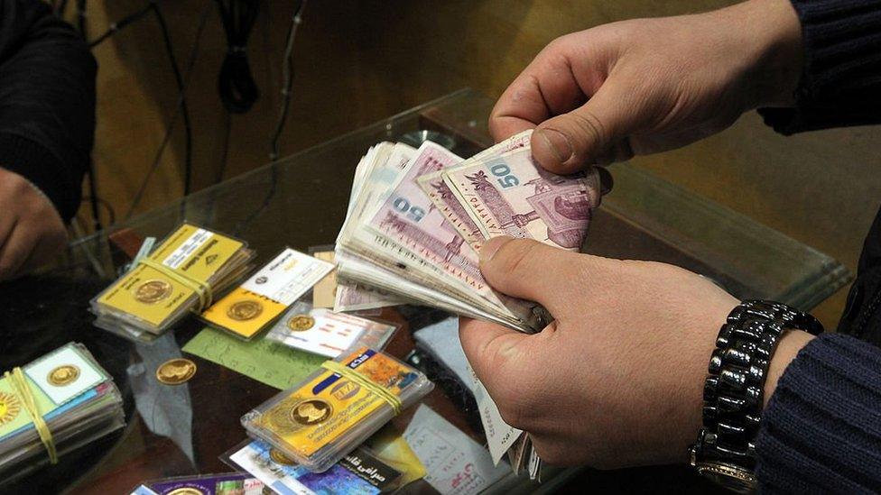 Man counts Iranian banknotes