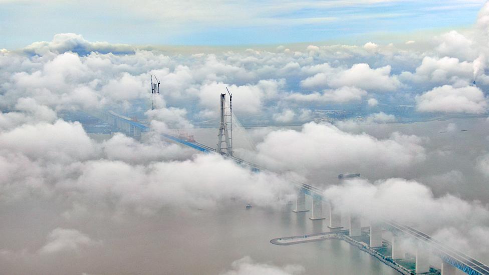 Yangtze bridge under construction