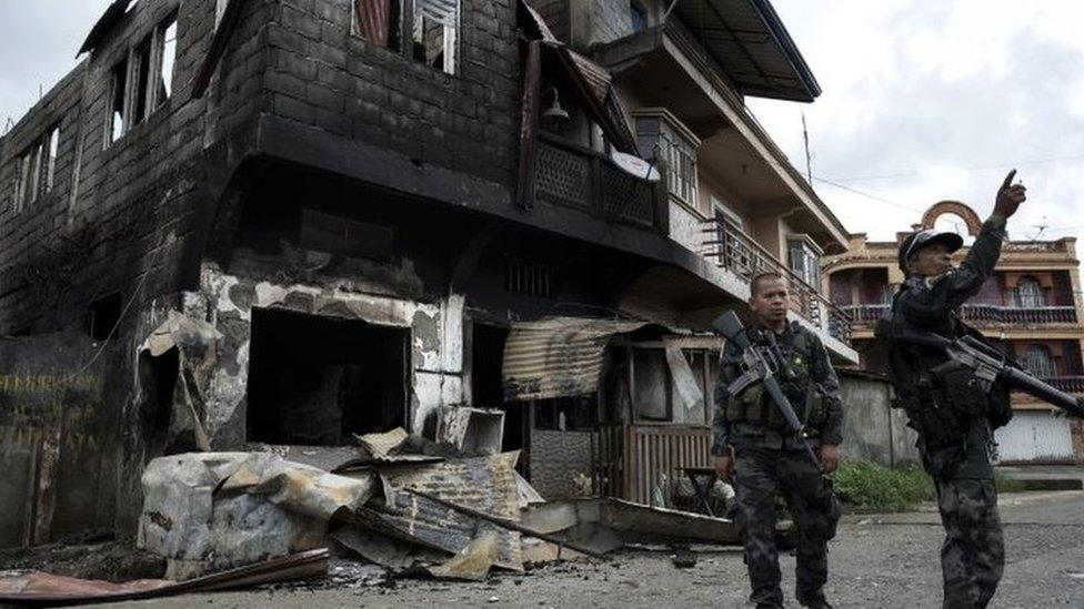 Police inspect damaged buildings in Marawi, Mindanao. Photo: 29 May 2017