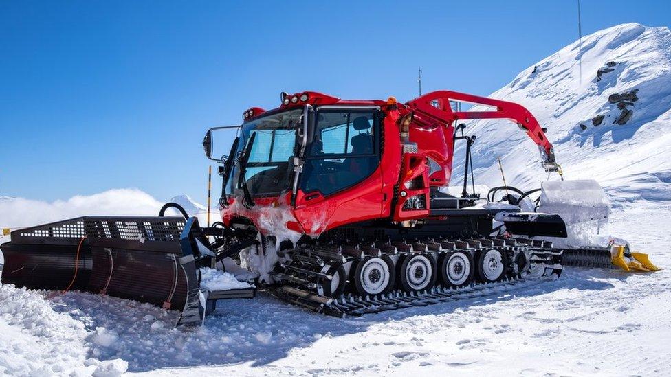 Piste grooming vehicle