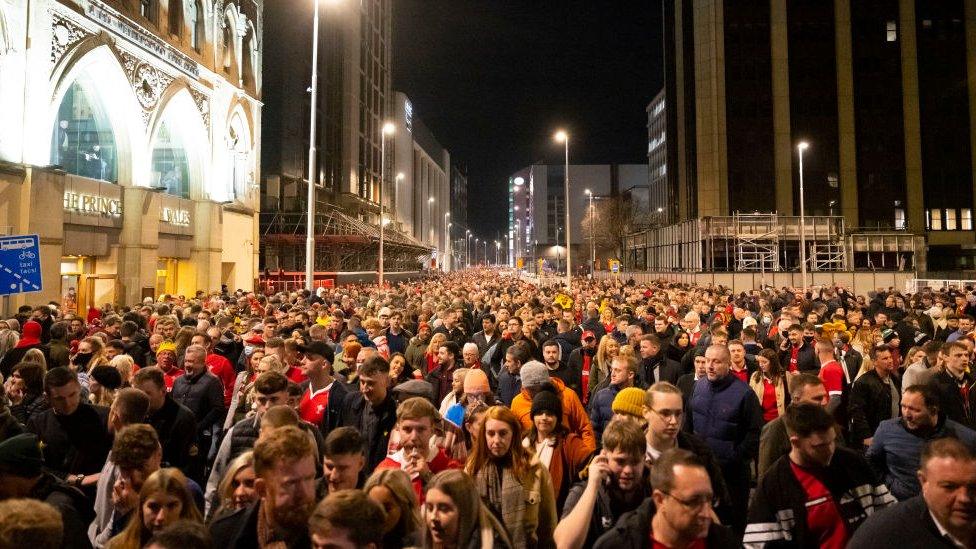 Torf enfawr o gefnogwyr rygbi yng nghanol Caerdydd