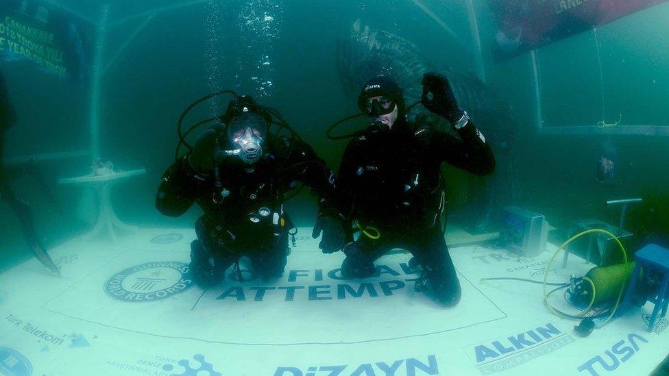 SCUBA-DIVERS-UNDERWATER.