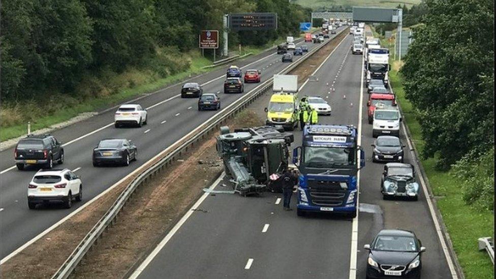 Major delays after lorry sheds its load on M90 at Dunfermline - BBC News