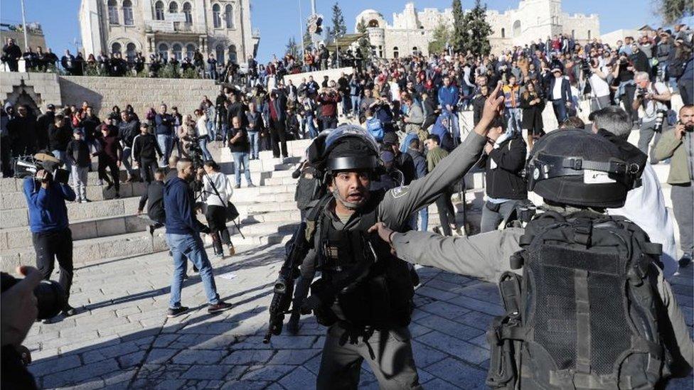 Israeli police and Palestinians in East Jerusalem (08/12/17)