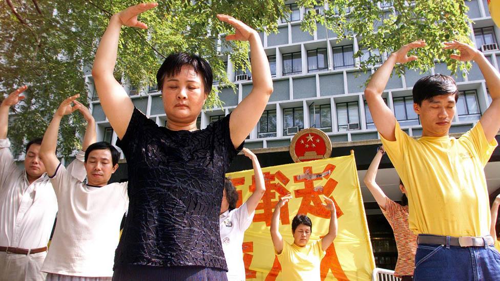 Falun Gong practitioners outside Hong Kong government offices in 1999