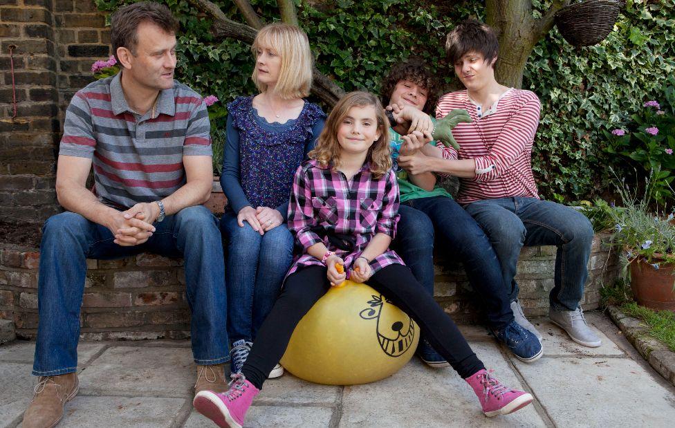 HUGH DENNIS (Dad), CLAIRE SKINNER (Mum), RAMONA MARQUEZ (Karen), DANIEL ROCHE (Ben), TYGER DREW-HONEY (Jake) in Outnumbered