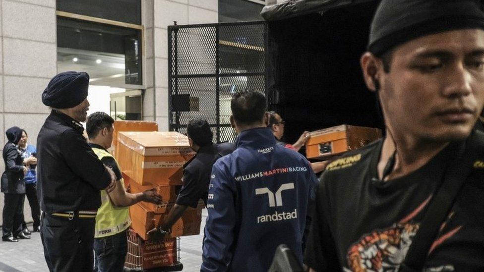 Police remove items from Najib Razak's residence in Kuala Lumpur, Malaysia (18 May 2018)