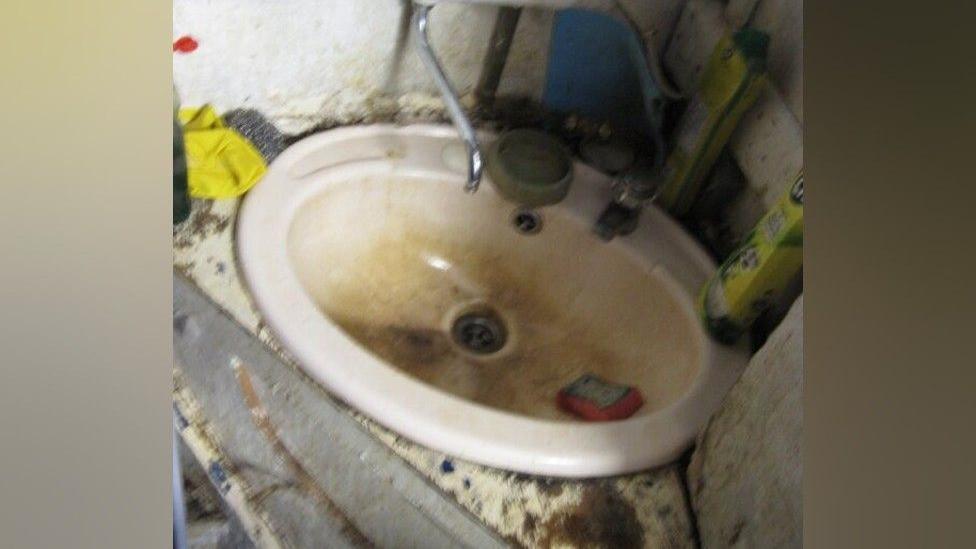 Dirty sink