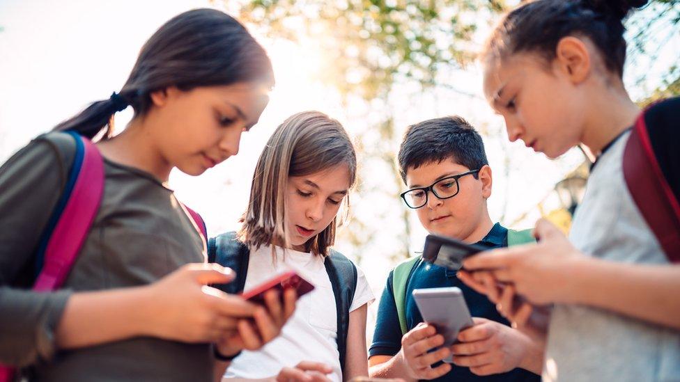 children-on-phones.