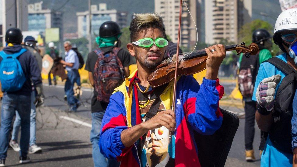 Wuilly Arteaga playing his violin in Caracas protests