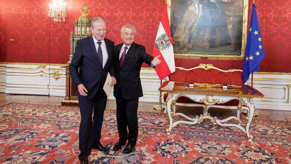 Reinhold Mitterlehner (L) and Austrian President Heinz Fischer (R), in Vienna, Austria (9 May 2016)