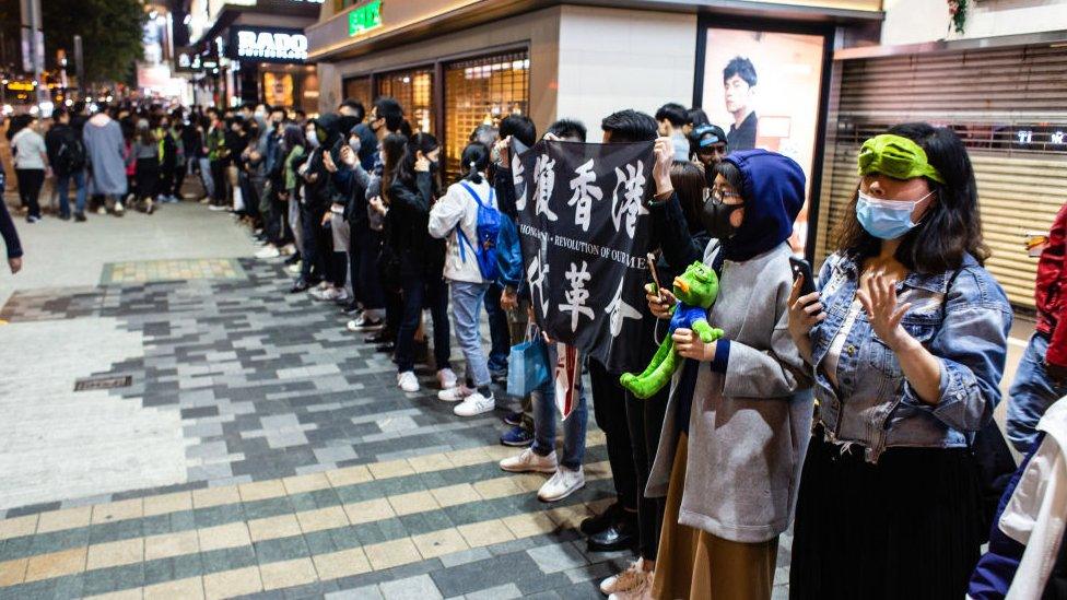 Hong-Kong-protestors-wearing-masks.