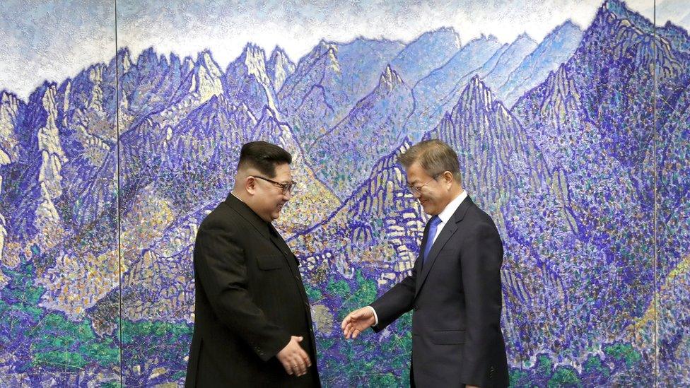 Kim Jong-un and Moon Jae-in in the Bhukasan Peace House