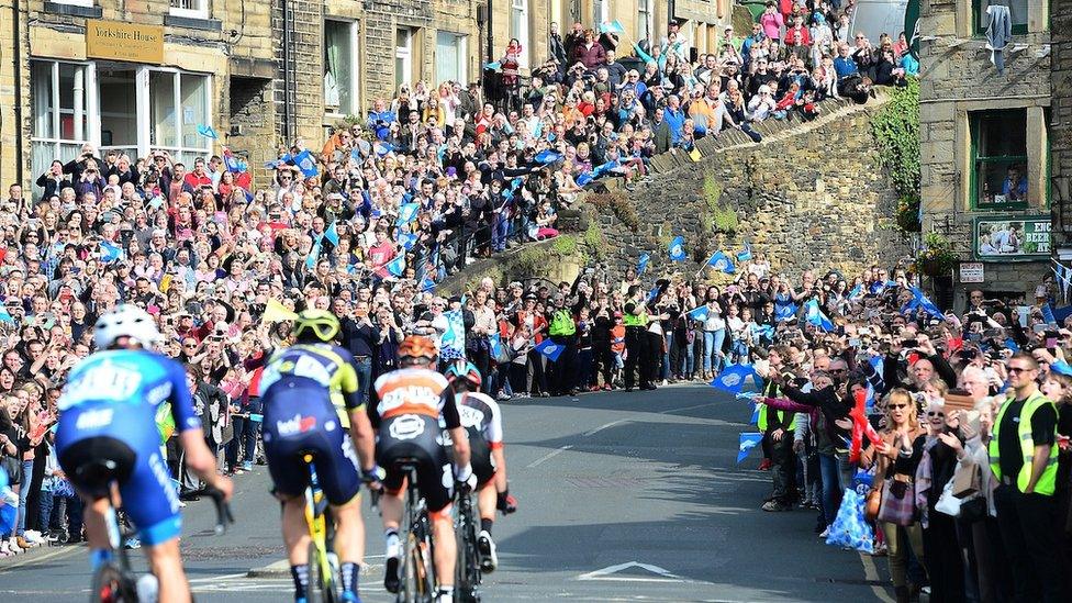 Crowds on the route