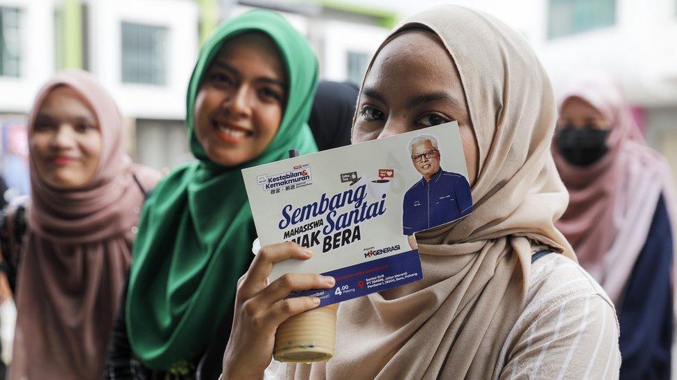 Supporters of National Front Coalition (Barisan Nasional) candidate Ismail Sabri wait for his arrival at a campaign on the eve of 15th general election in Bera, Malaysia, 18 November 2022