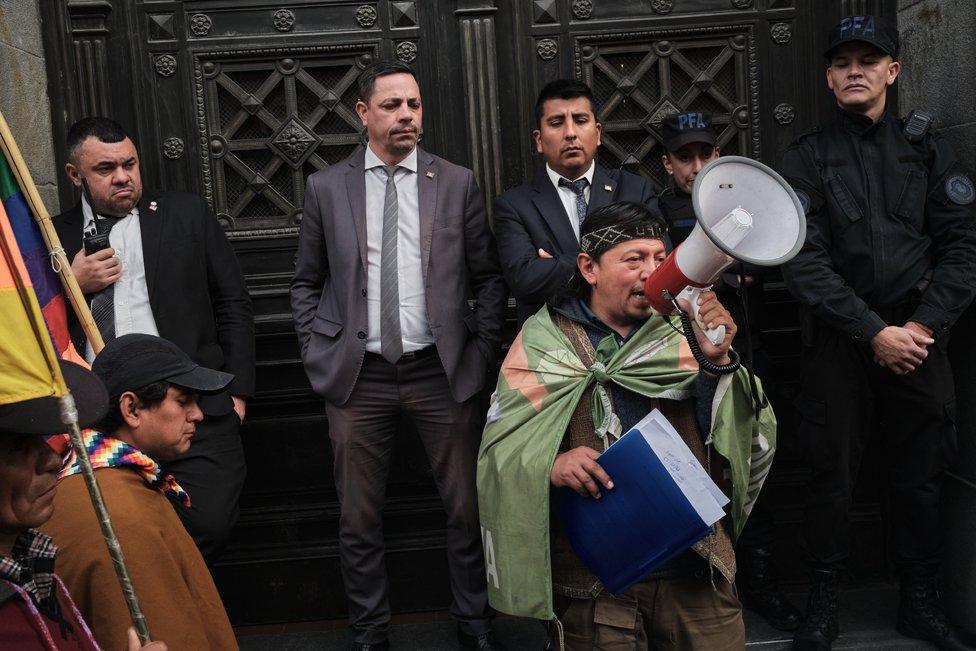 Néstor Jérez speaking to his community before entering the National Congress to have a meeting with the authorities in Buenos Aires