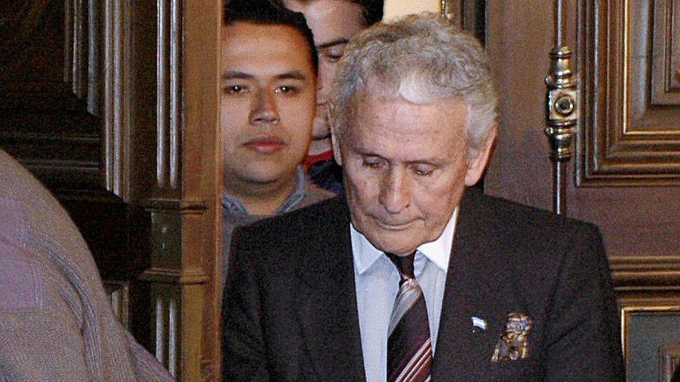 The former director of investigations of the Buenos Aires police, Miguel Etchecolatz (c), arrives for the opening hearings of his trial on abduction, torture and murder charges for his role during the 1976-1983 military dictatorship, the first such trial ever in Argentina, 20 June 2006 in La Plata