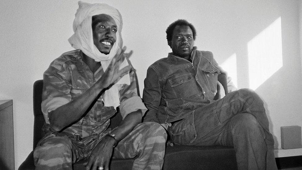 Idriss Deby (L), leader of the Chadian Patriotic Salvation Movement, gives a press conference, on december 2, 1990 as he arrives in N'Djamena.