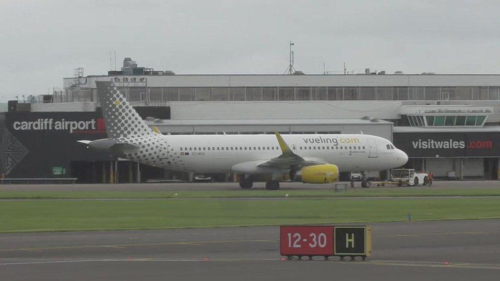 Awyren Vueling yn gadael Maes Awyr Caerdydd 18 Mai 2021