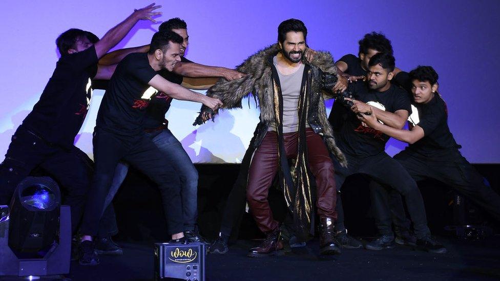 Varun-Dhawan-with-dancers.