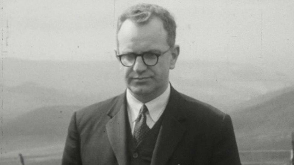 Y bardd WJ Gruffydd a'i ffrindiau aeth ati i adeiladu tŷ unnos yn 1963.