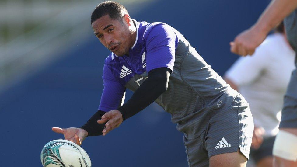 Aaron Smith trains with the All Blacks in Hamilton (8 Sept 2016)