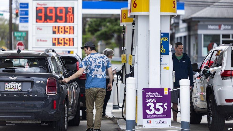 US gas station shows rising prices