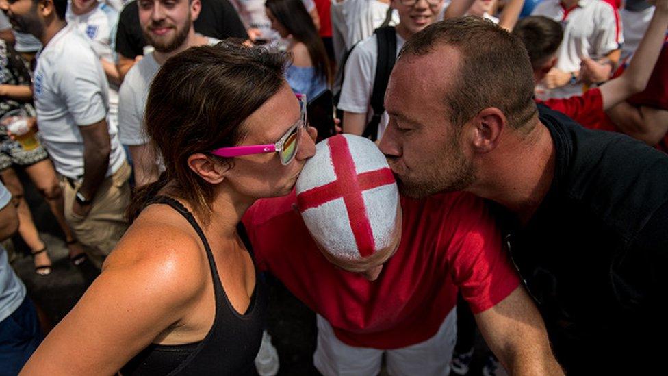 Fans kissing head