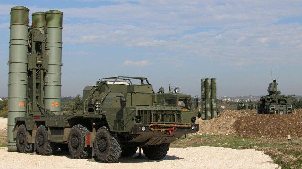 The S-400 surface-to-air missile system at the Hmeimim airbase in the Syrian province of Latakia (29 November 2015)