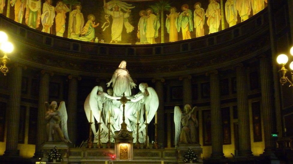 Above the high altar of La Madeleine is a statue depicting St Mary Magdalene being carried up to heaven by two angels, carved by Charles Marochetti.