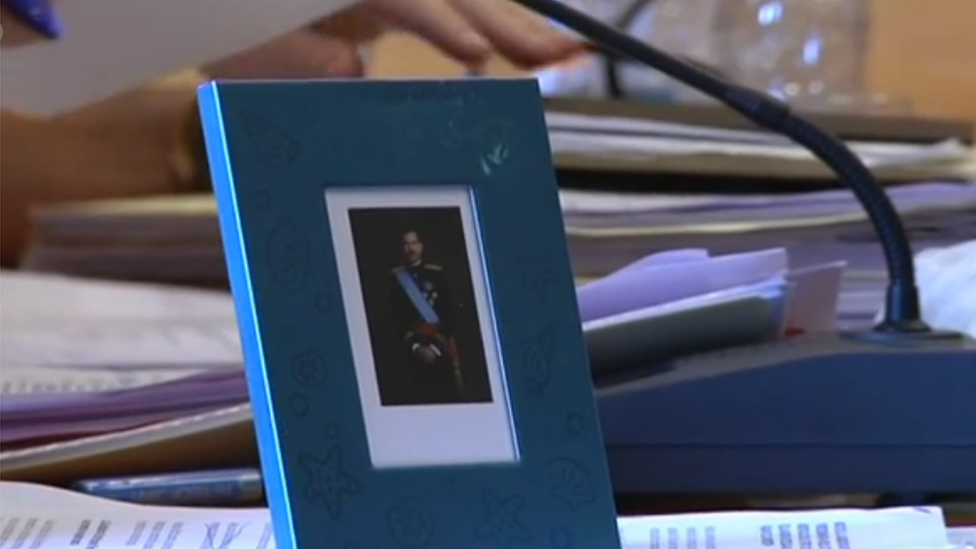 The portrait of the king in a frame on a councillor's desk