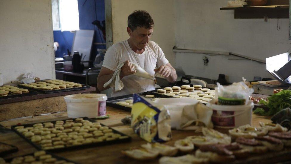 An inmates prepares "alfajores"