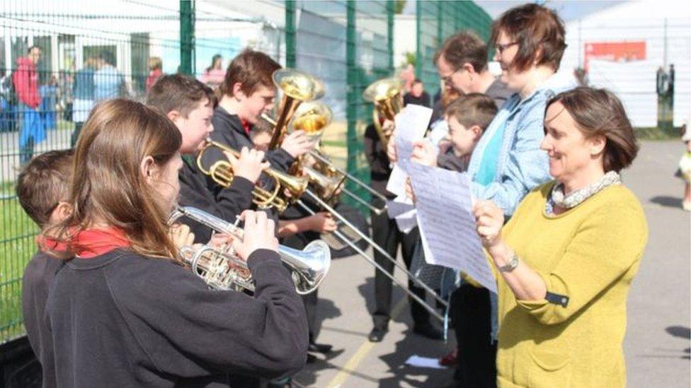 Band pres Ysgol Penweddig yn ymarfer