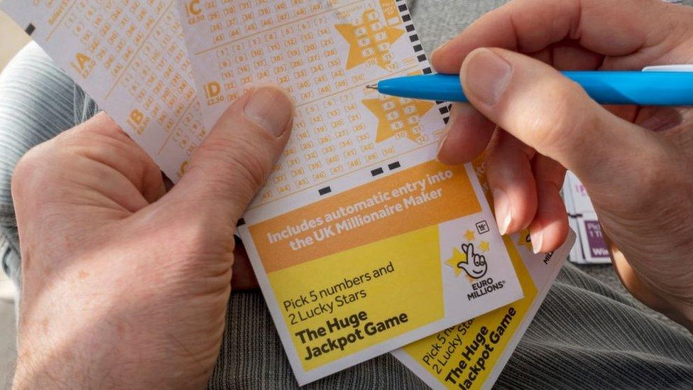 Man filling in Euromillions ticket